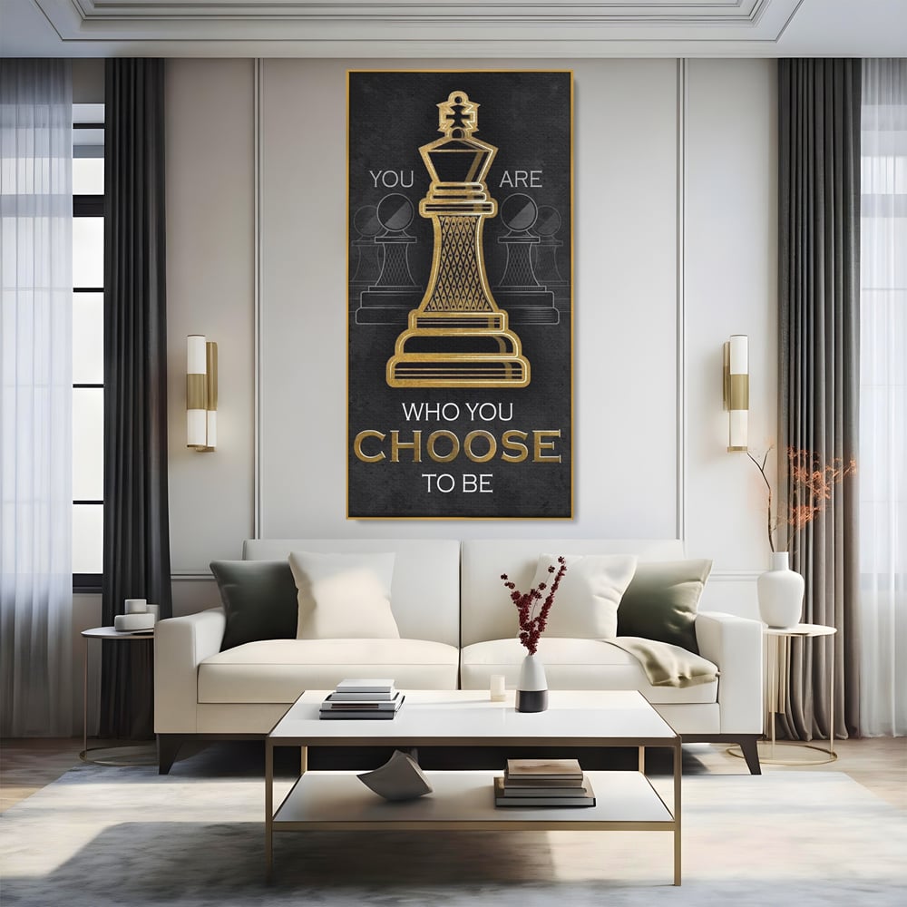 Tablou canvas cu tablou canvas cu rege de sah, in rama de aluminiu auriu, pe perete intr-un living